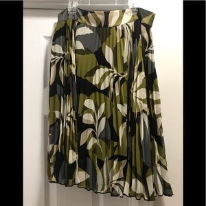 NWT Bold print pleated skirt - beautiful